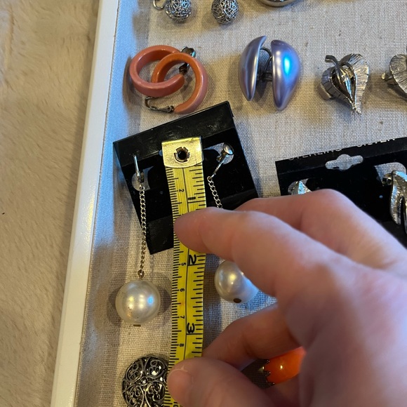 Lot of 16 pairs vintage clip-on earrings & screwbacks - Picture 9 of 11